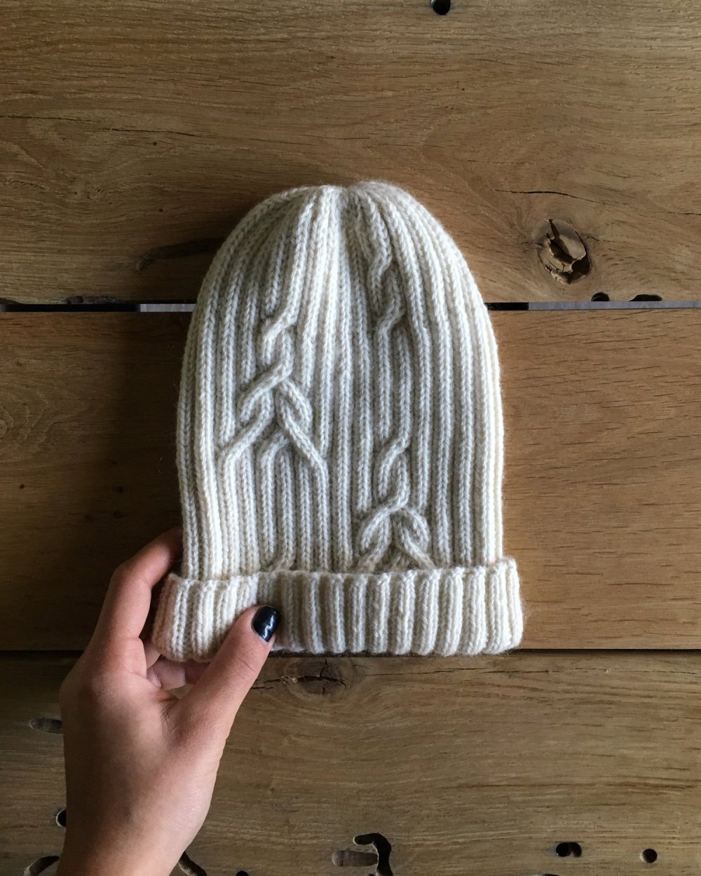 Шапка бини со жгутами спицами