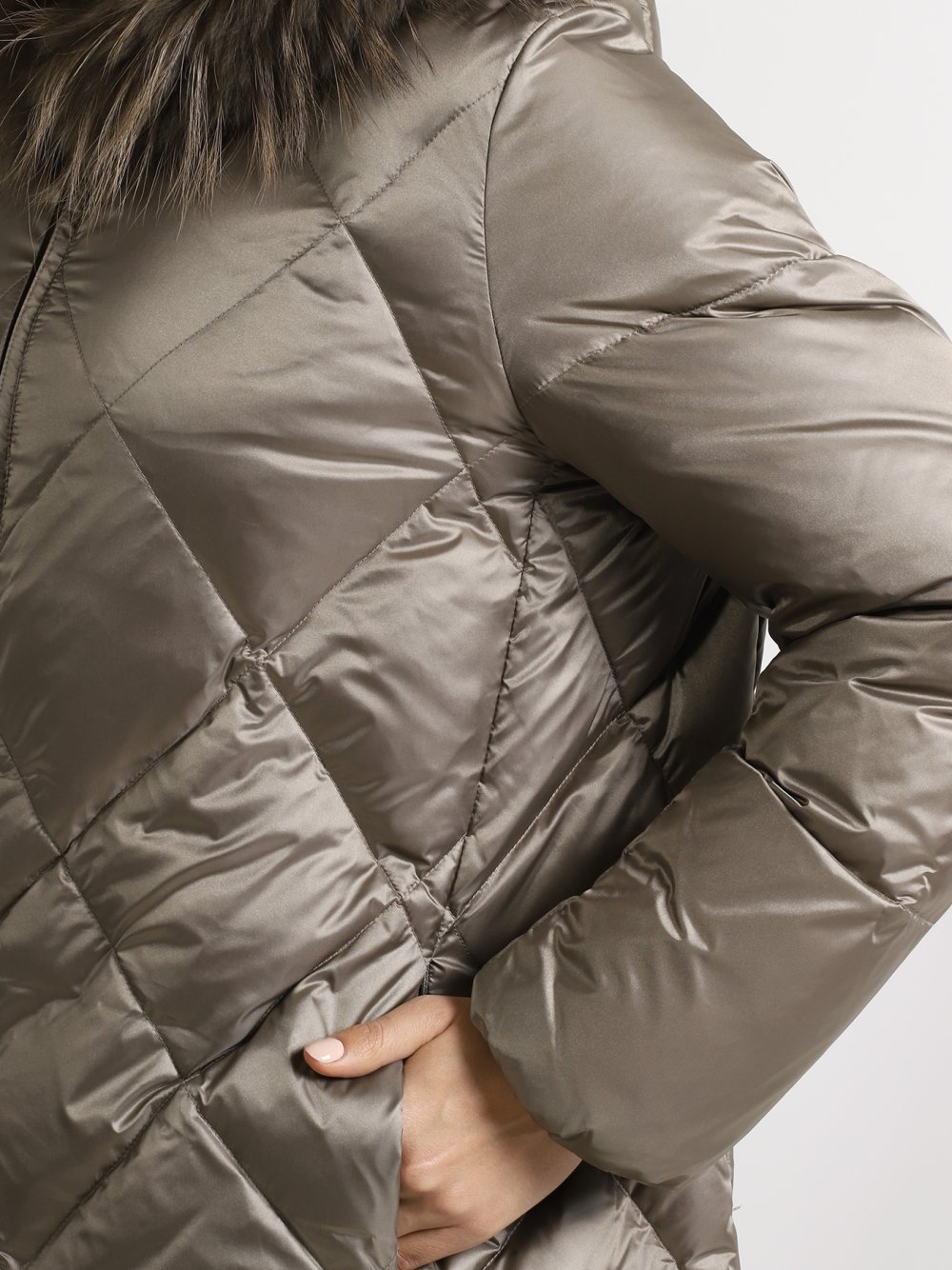 Девушка в куртке и матроске