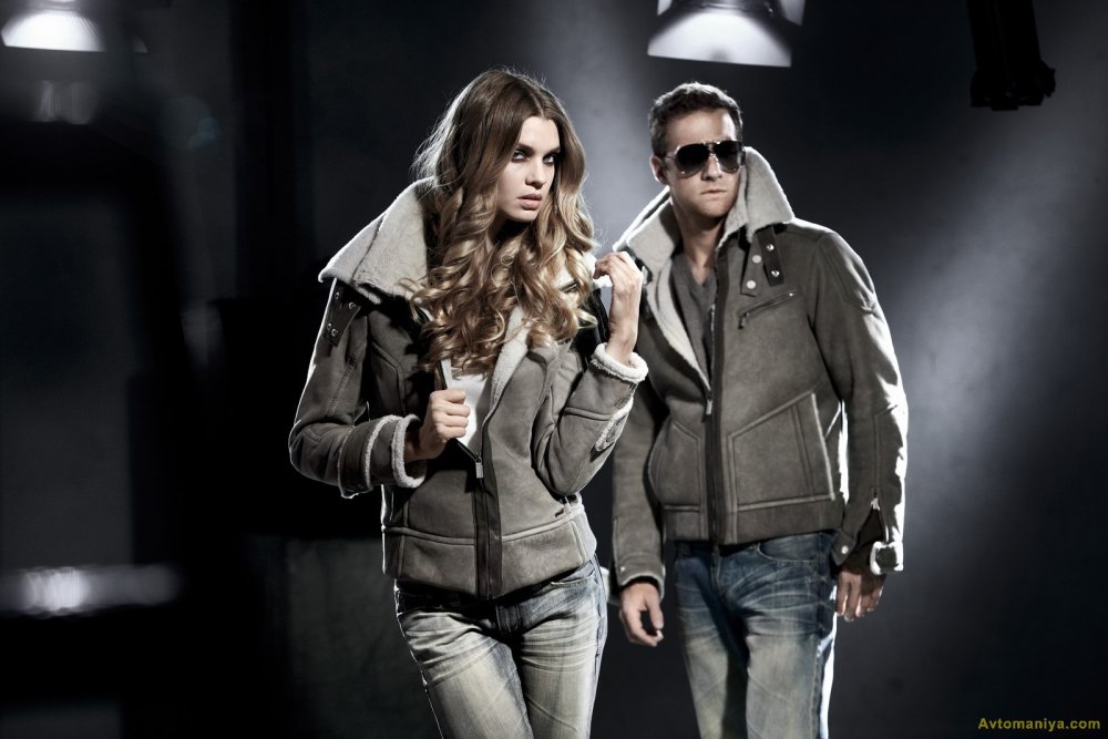 Девушка в кожаной дубленке в лесу