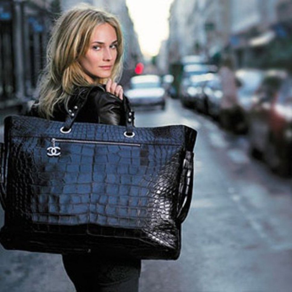 Женщина с сумкой