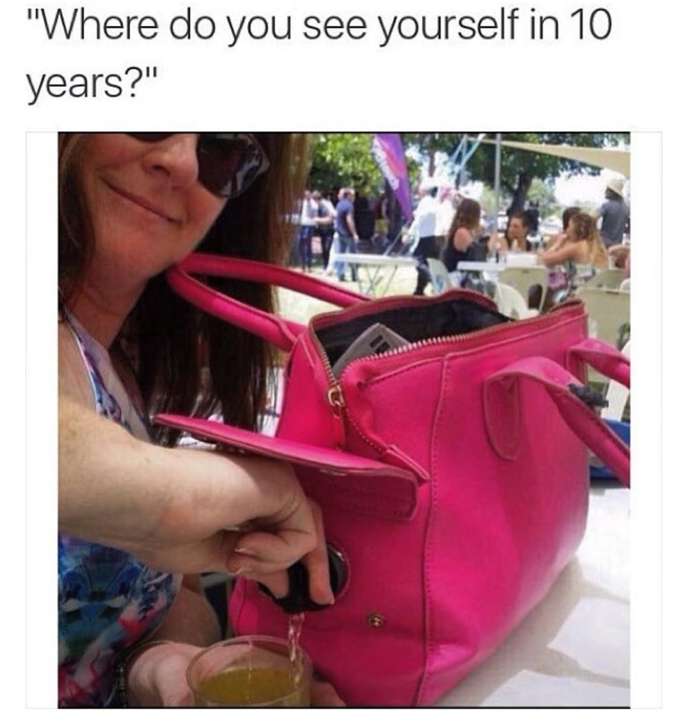 Девушка с сумкой в руке