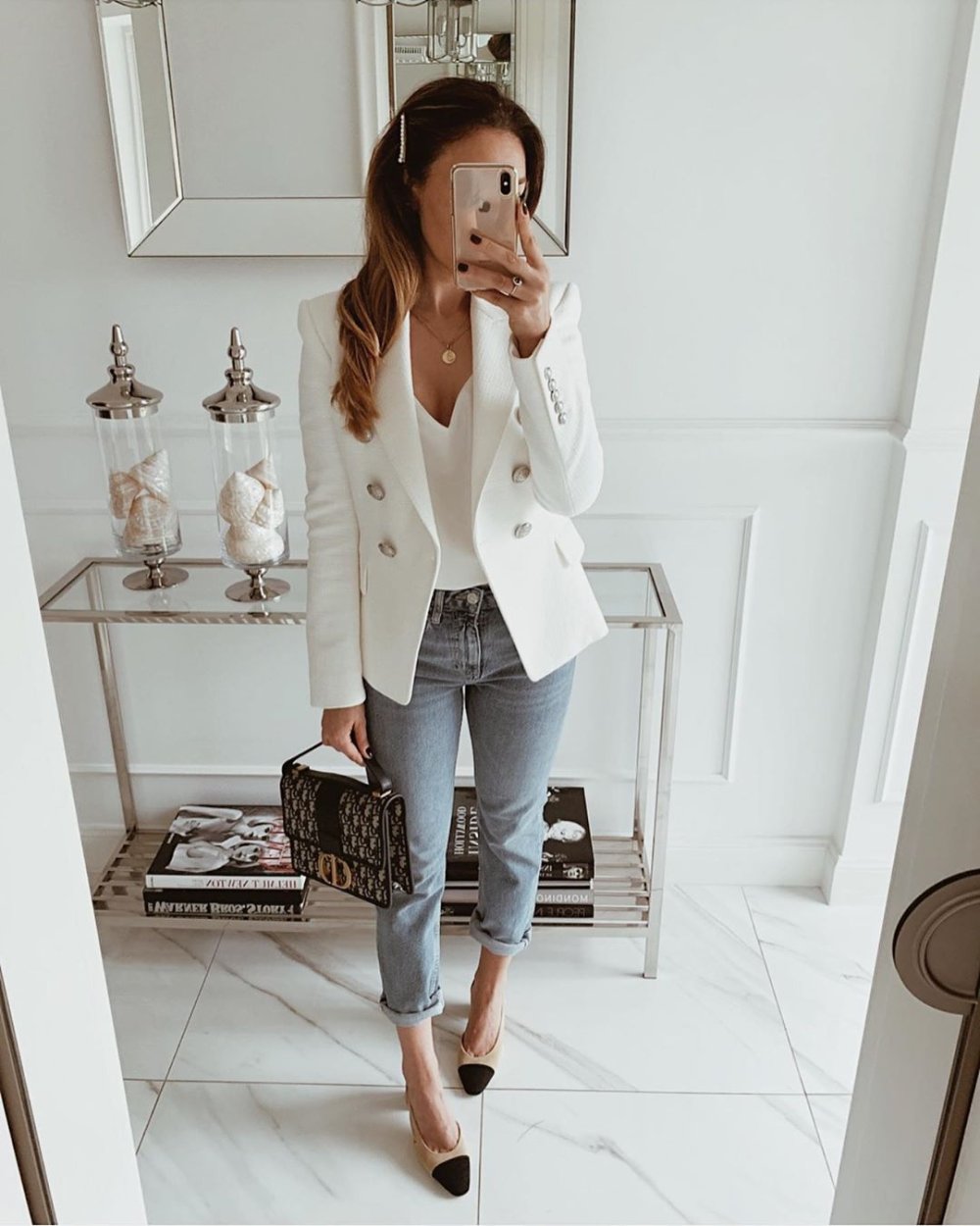 Белые джинсы и черный пиджак