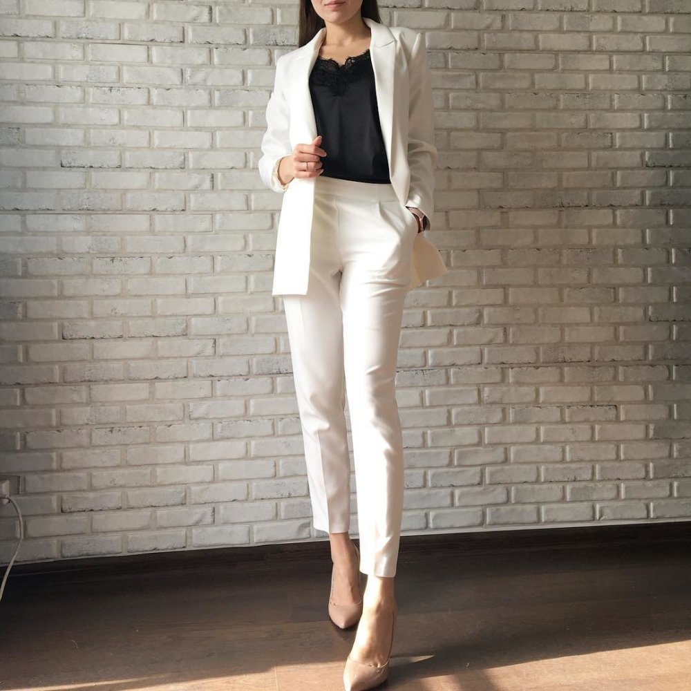 Белый пиджак с черными брюками