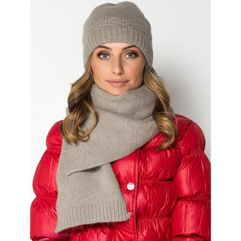 Шапка к красной куртке