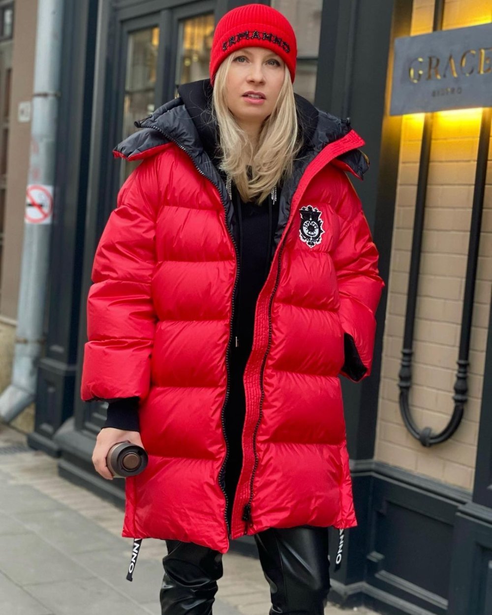 Шапка с красным пуховиком