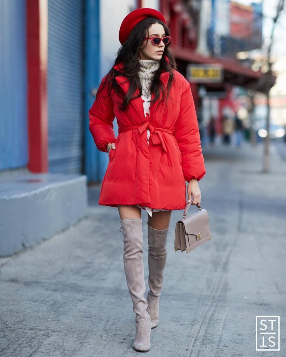 Красная куртка и синяя шапка