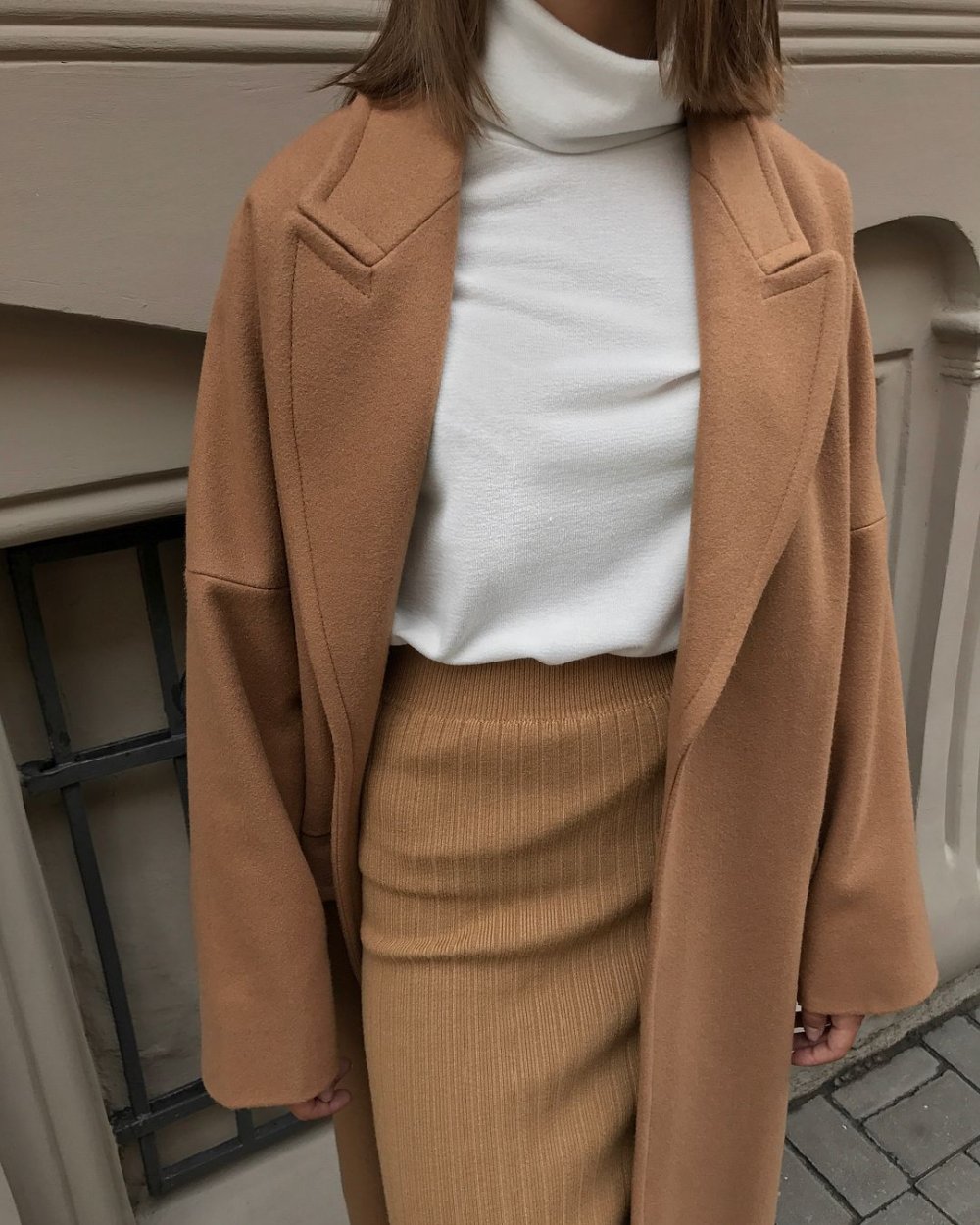 Песочное пальто и джинсы