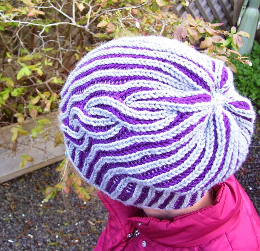 Шапка укороченными рядами с косами