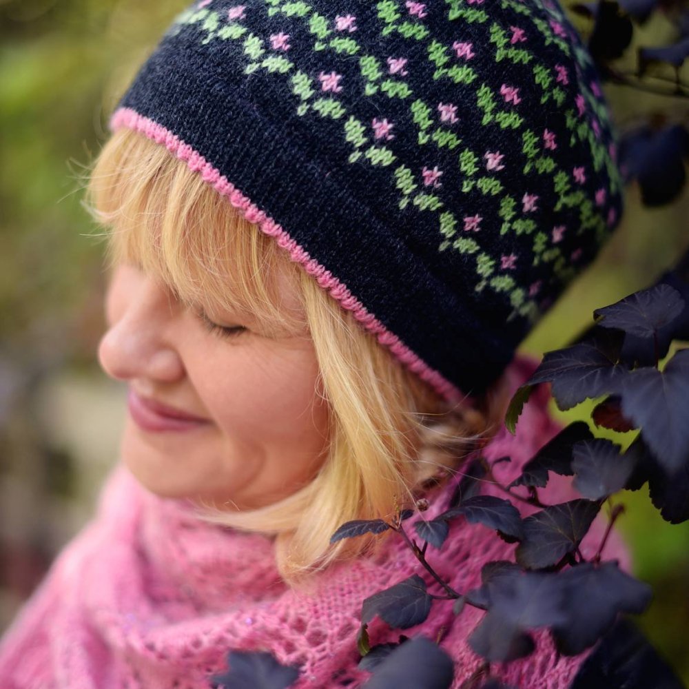 Шапка жаккард спицами для женщин