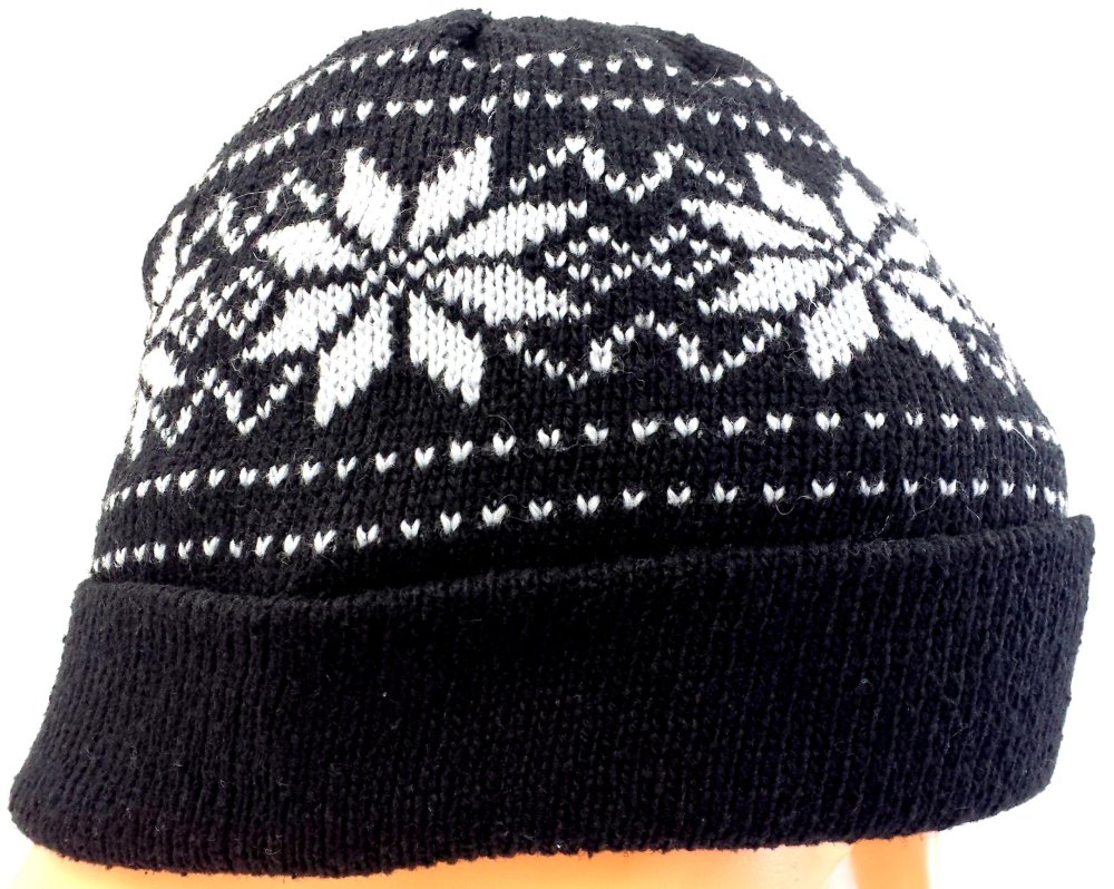 Вязаные шапки жаккардовым узором