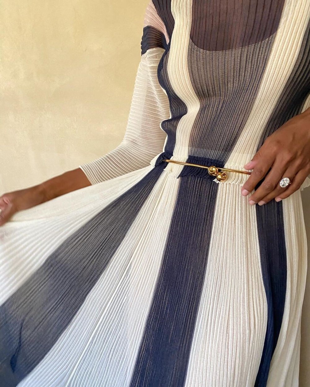 Платье плиссированное белое с ремешками