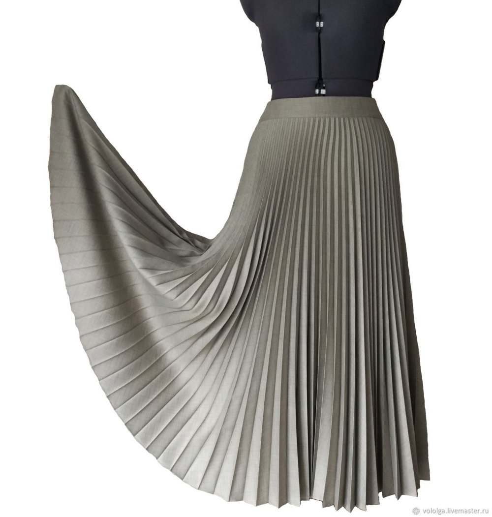 Платье из плиссированной ткани