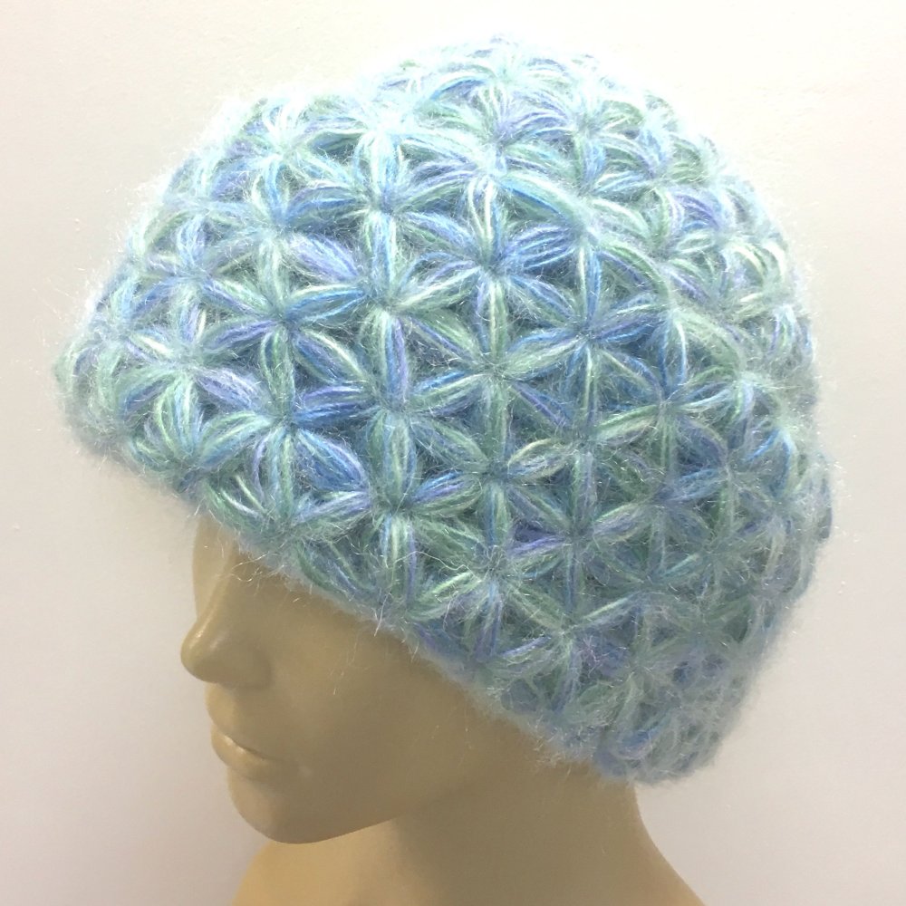 Шапка вязаная узором звездочки