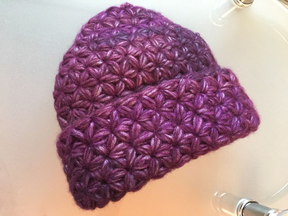 Объемная вязаная шапка крючком