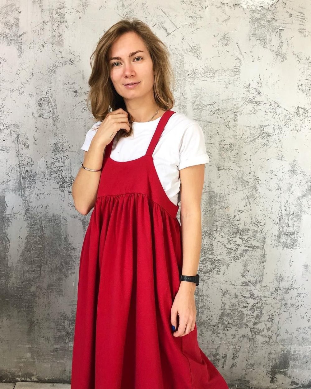 Черное платье поверх футболки