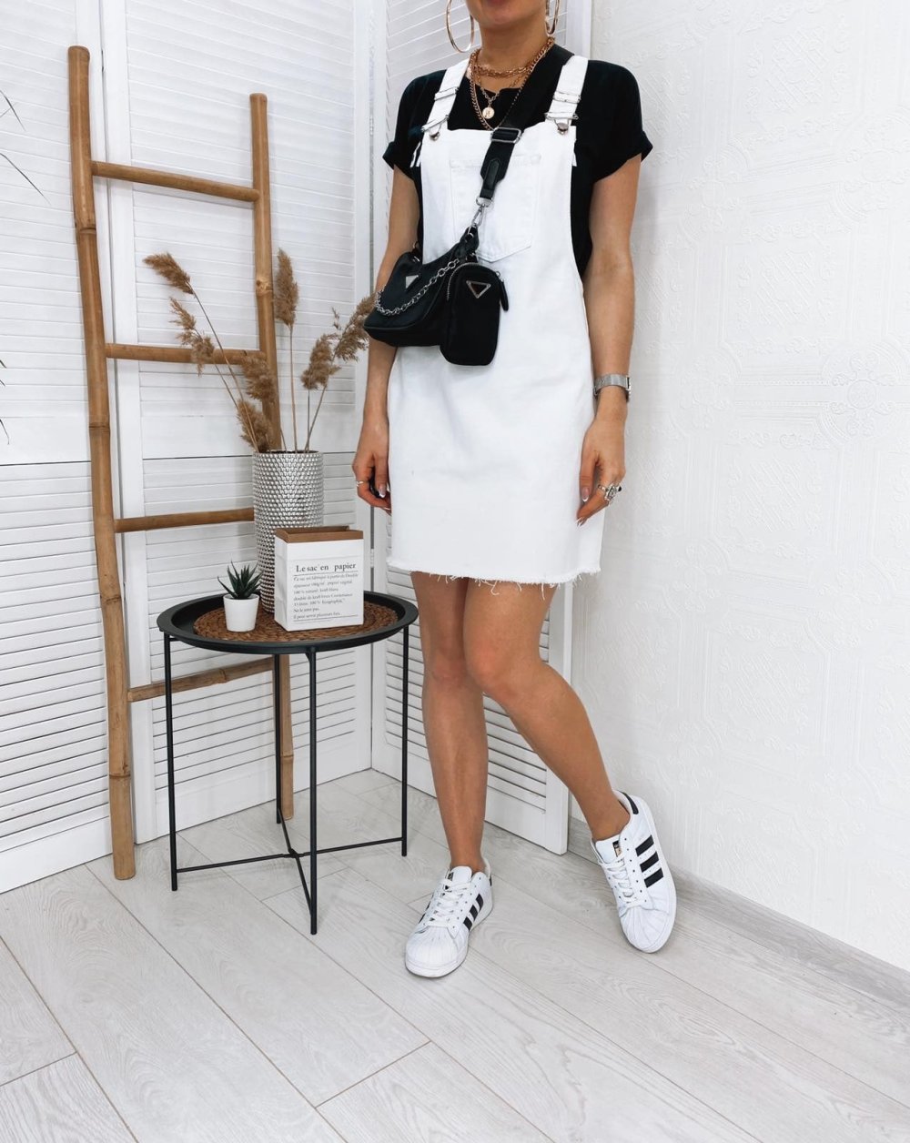 Черный сарафан с белой водолазкой