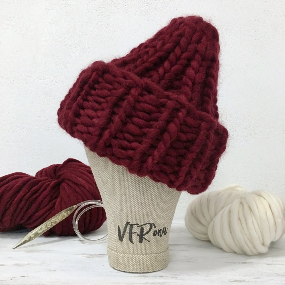 Шапка конусом вязаная спицами