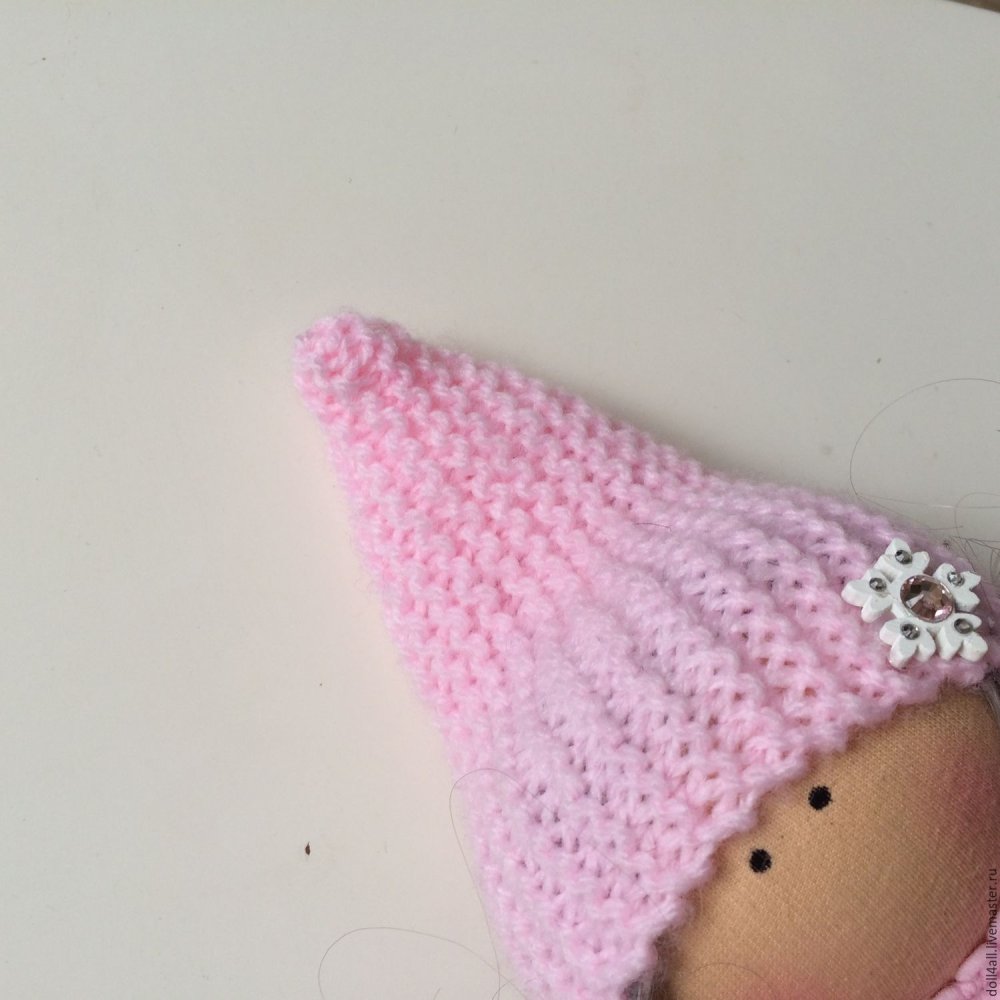 Шапка конусом вязаная