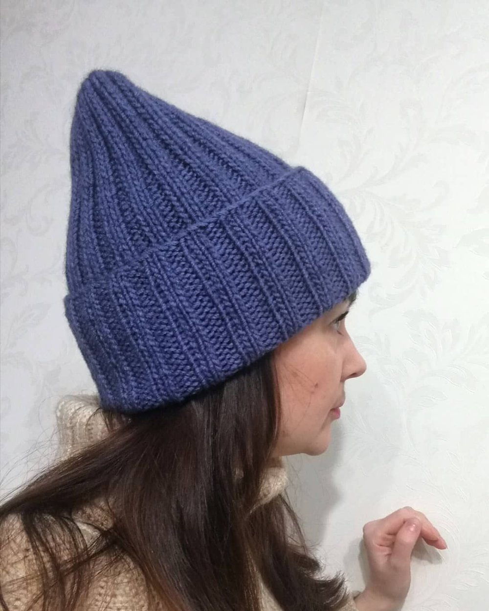 Вязаная шапочка с конусом