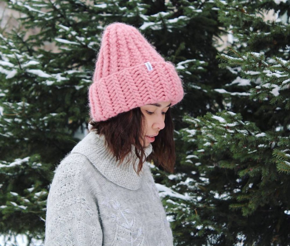 Шапка конусом вязаная