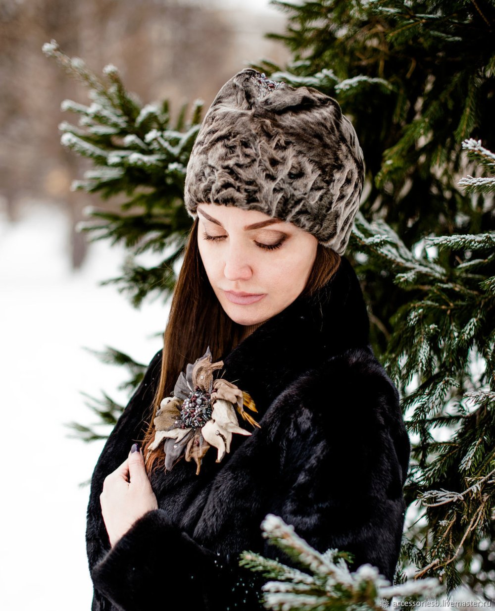 Девушка в папахе