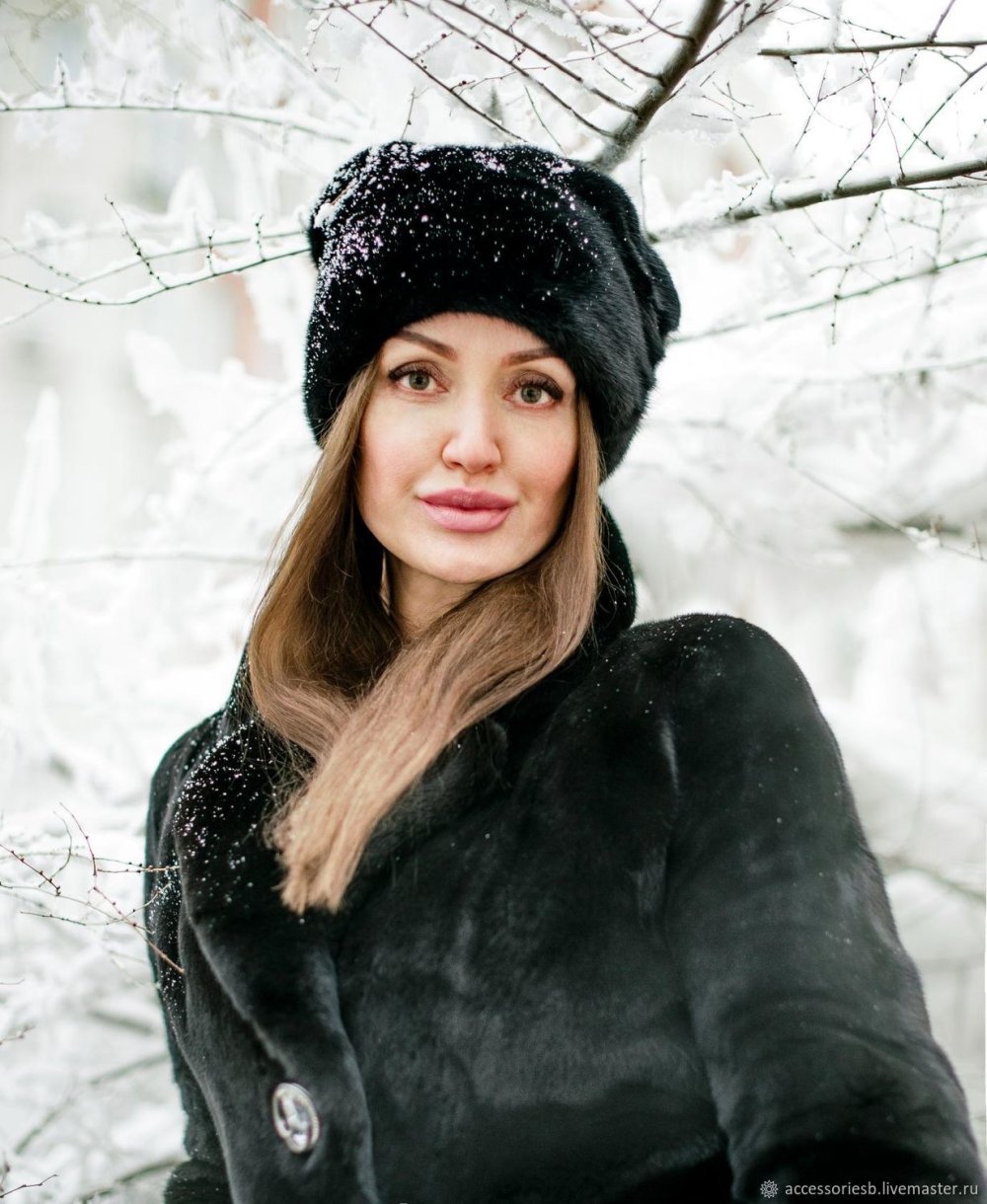 Девушка в папахе