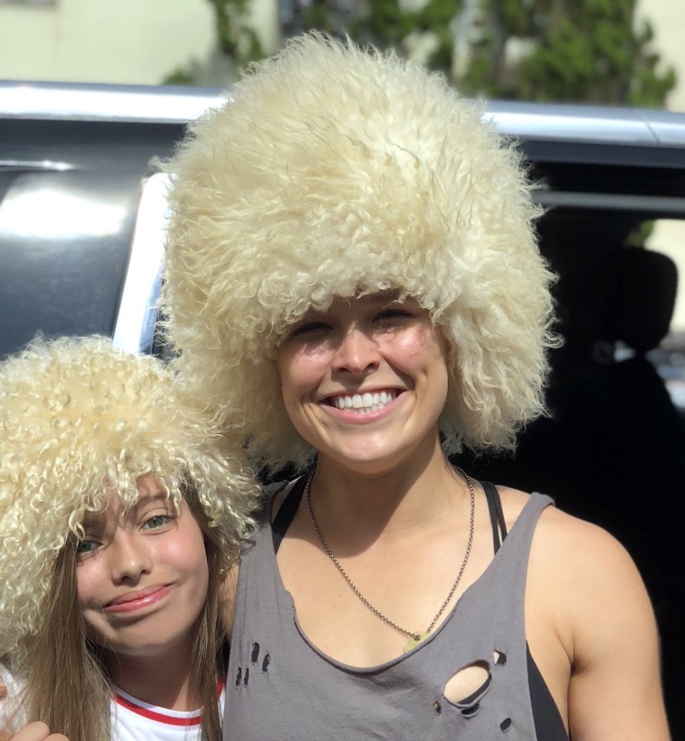 Девушка в меховой шапке