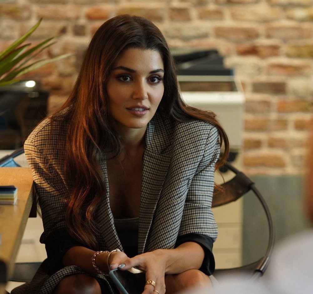 Девушки Crossed Legs