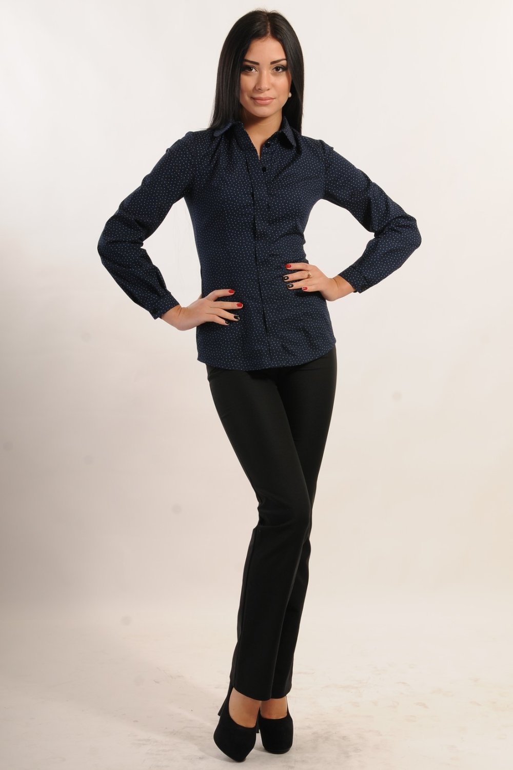 Меган Маркл в белой рубашке и в черных штанах