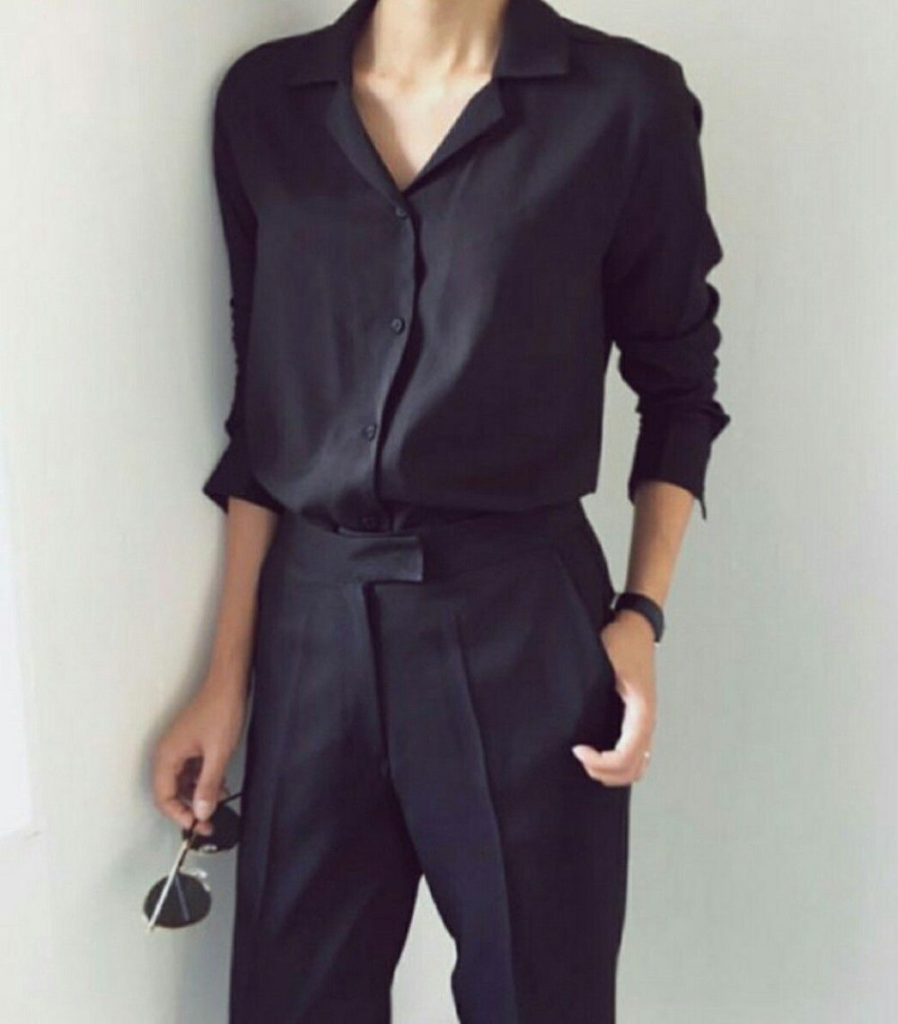 Девушка в брюках