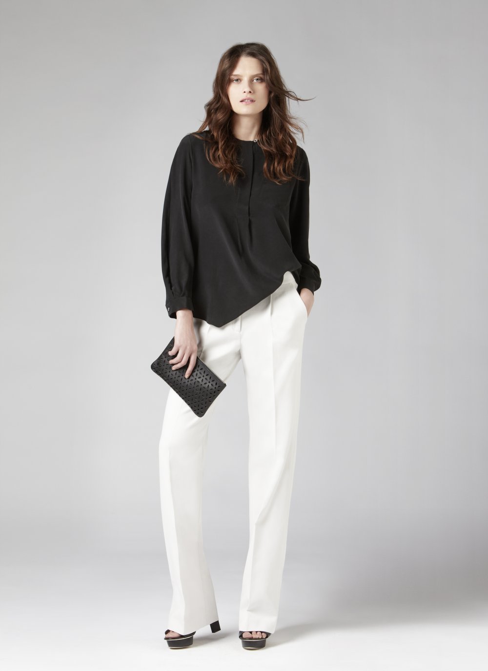 Черные брюки с черной блузкой