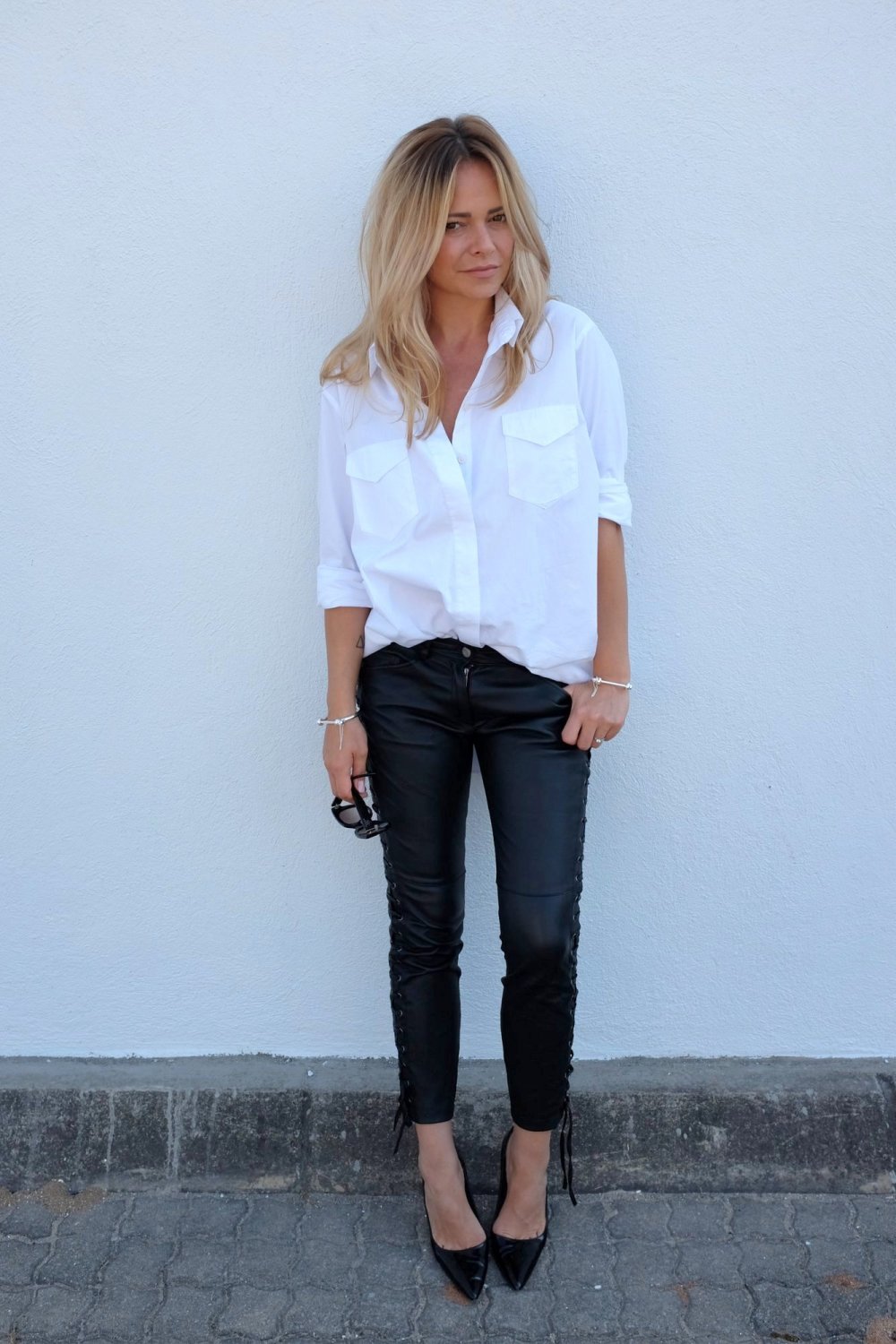 Черные джинсы и белая рубашка