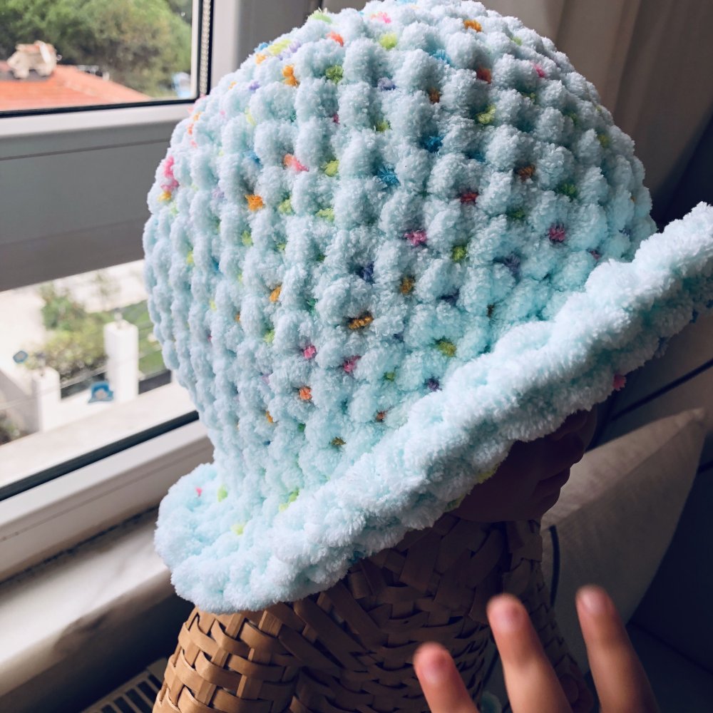 Шапка плетёнка как на этикетке от пряжи