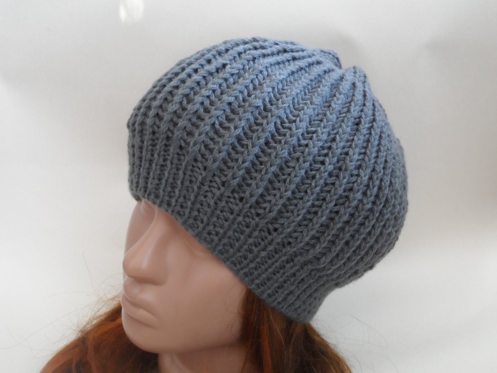 Вязаная шапка пышной резинкой