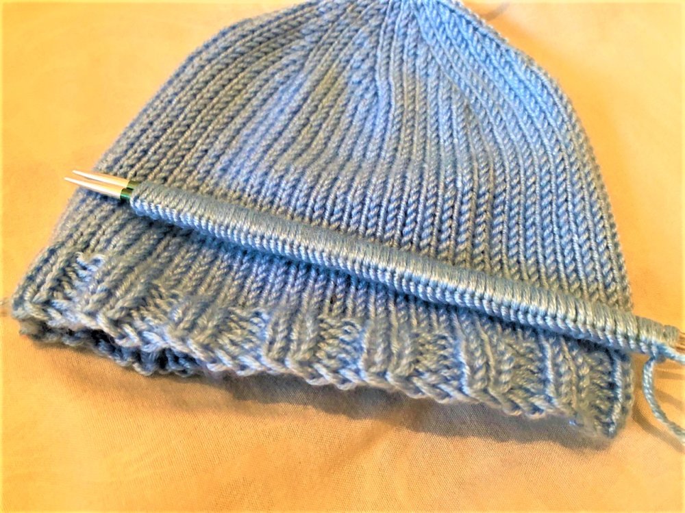 Шапка связанная пышной резинкой