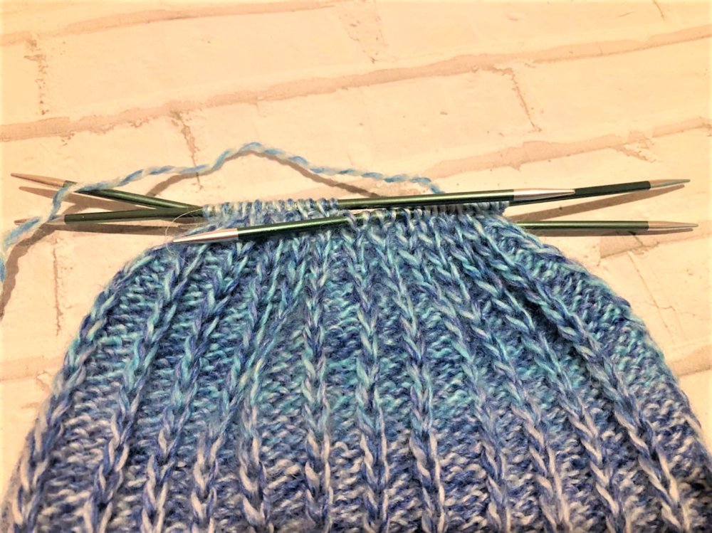 Убавки на макушке шапки спицами