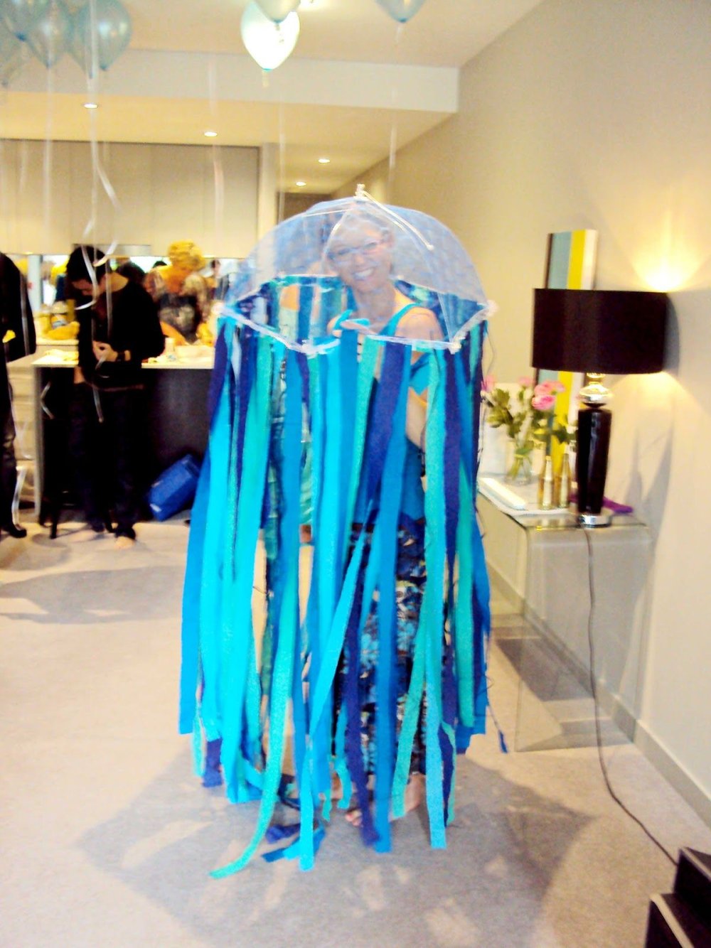 Девочка 6-7 лет на речке