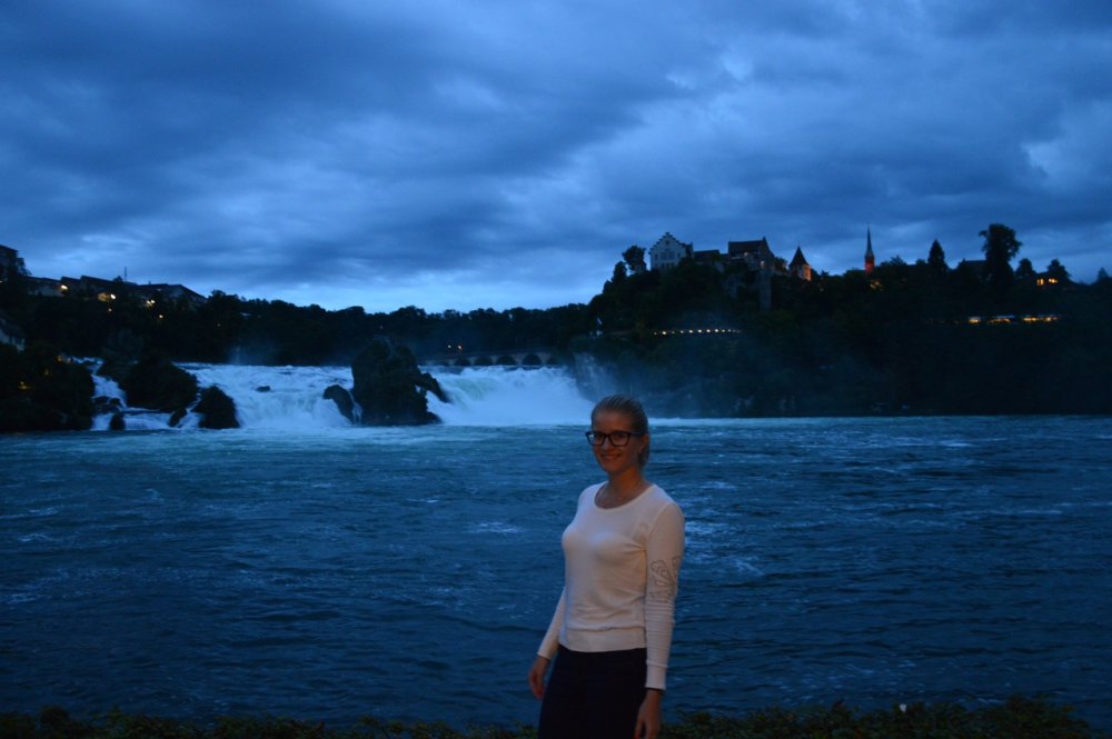 Человек у озера