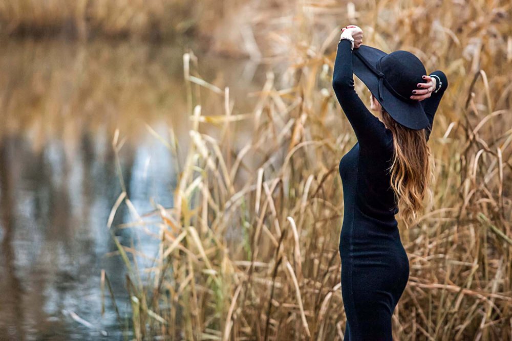 Девушка у реки