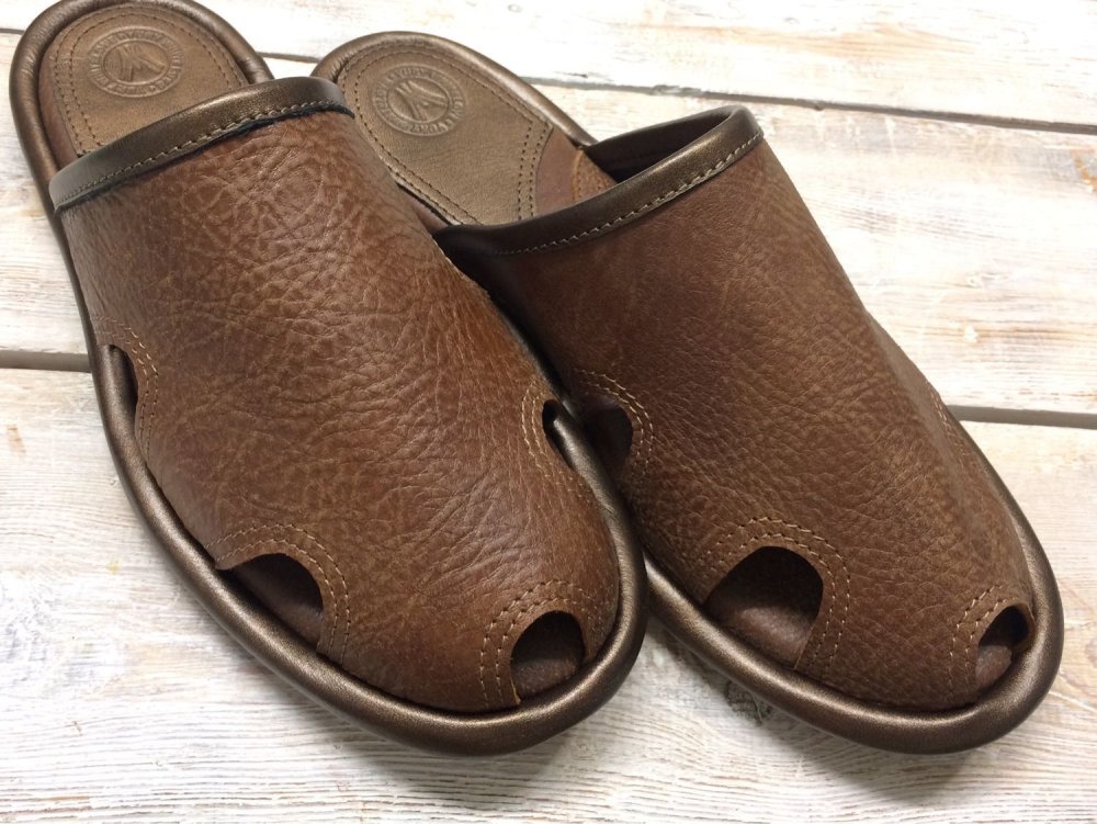 Мужские кожаные тапки avva