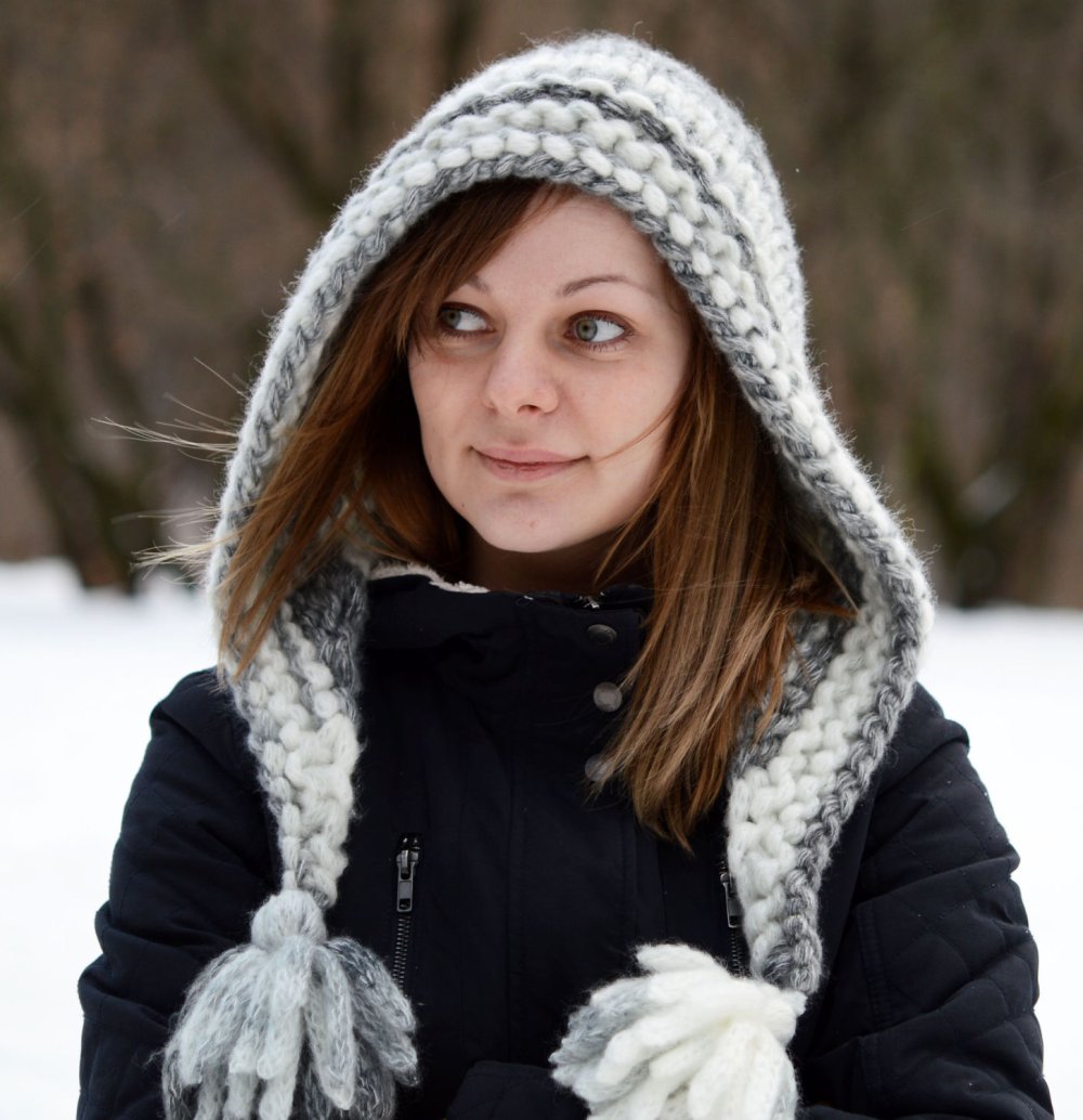 Желтая шапка крупной вязки