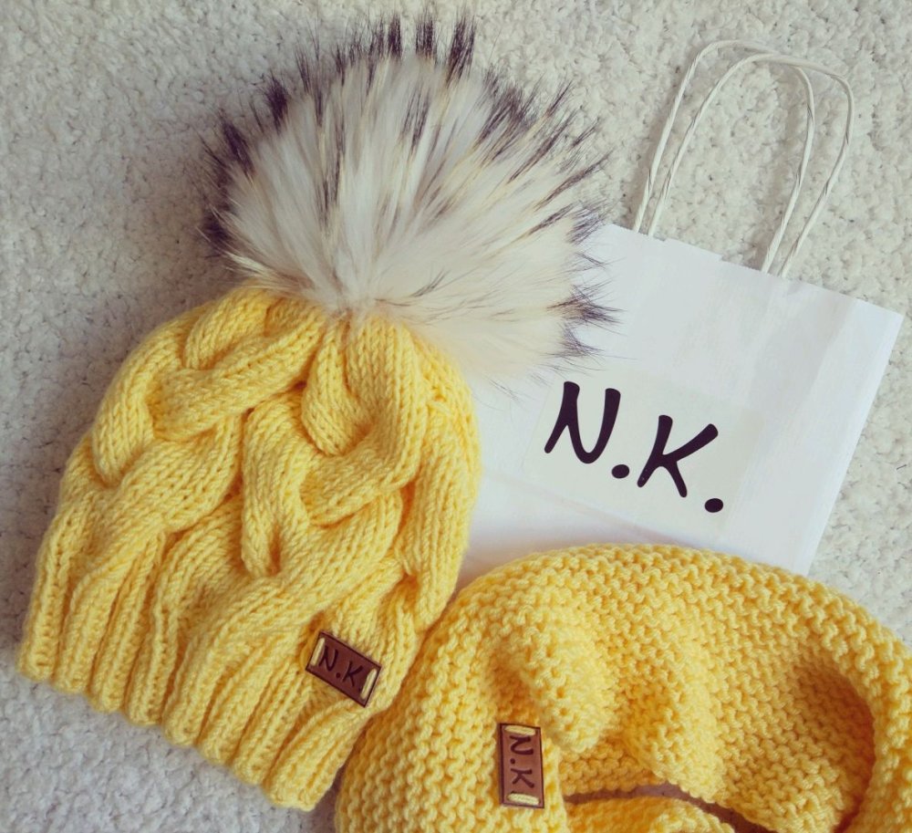 Шапка с длинными завязками