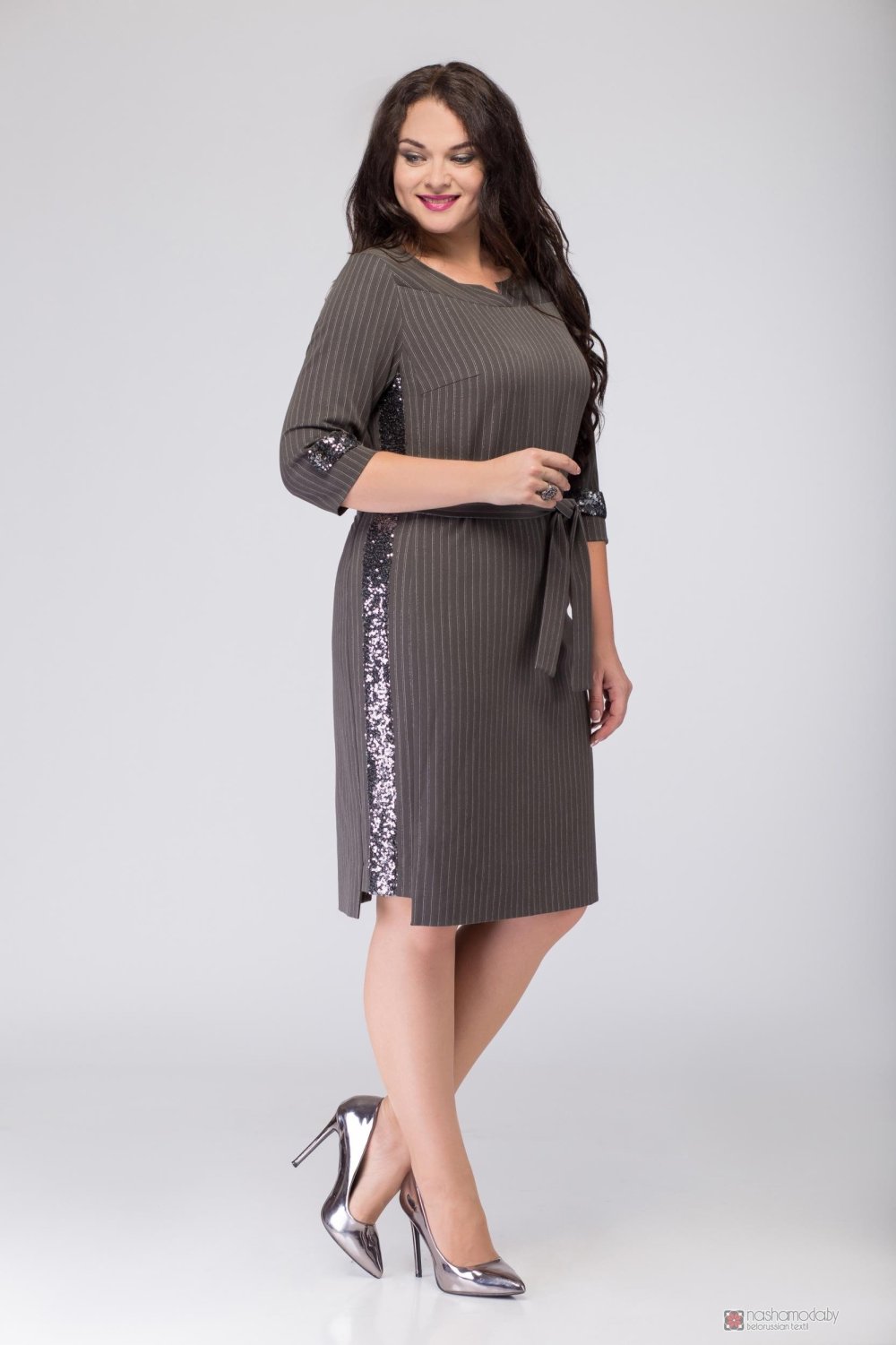 Платье с кружевом по бокам