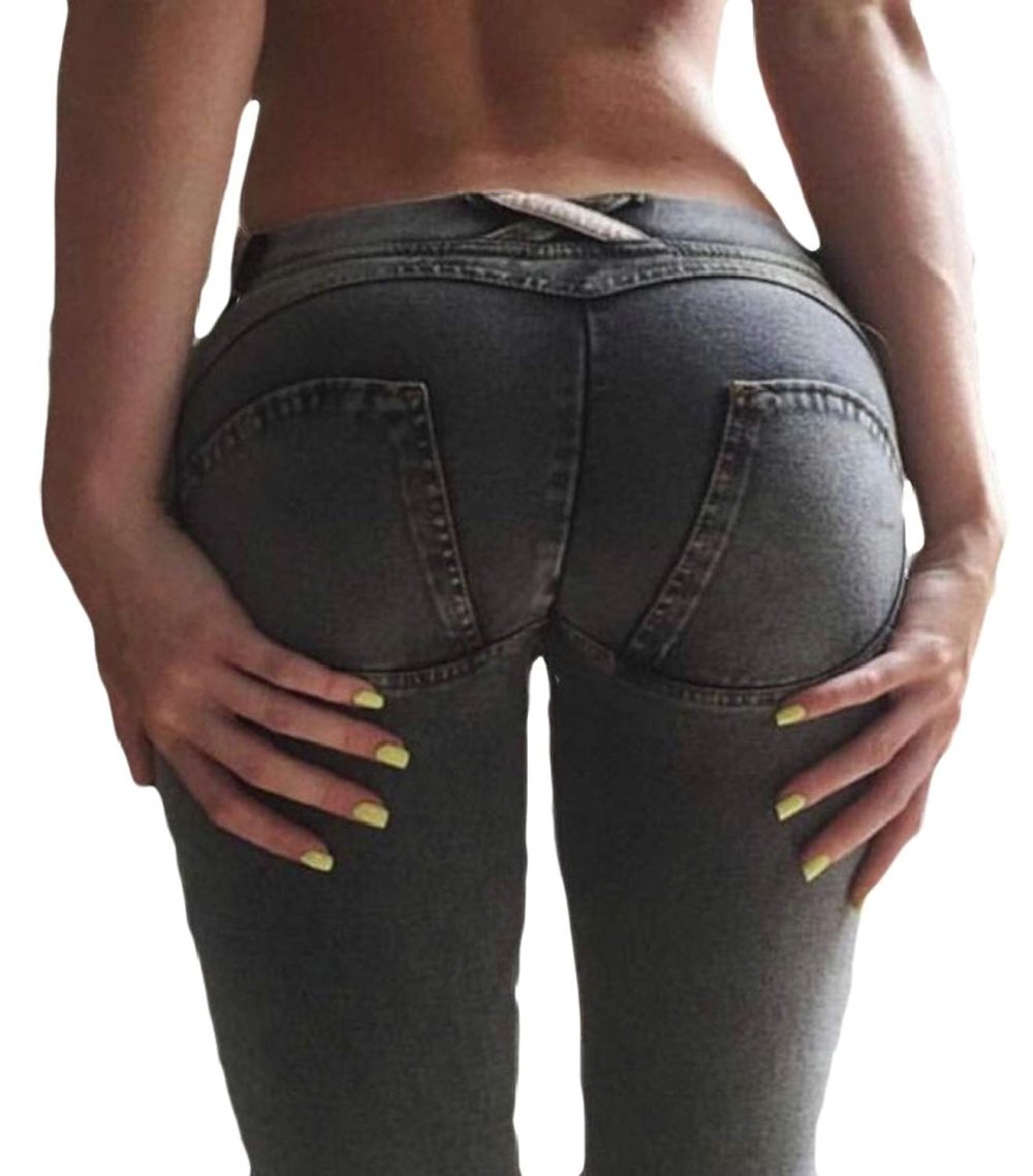 Красивая попка в джинсах на замке