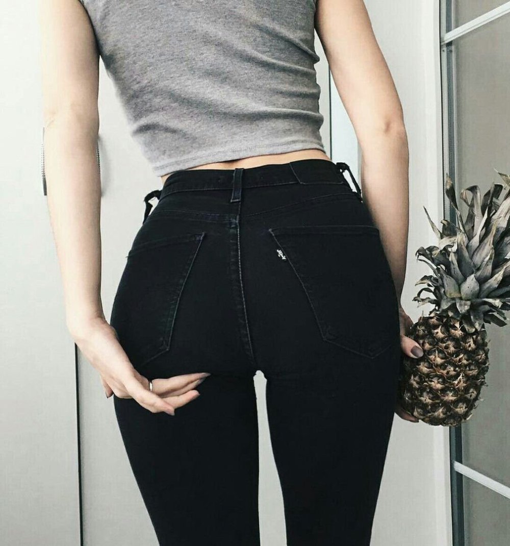 Попки в черных джинсах