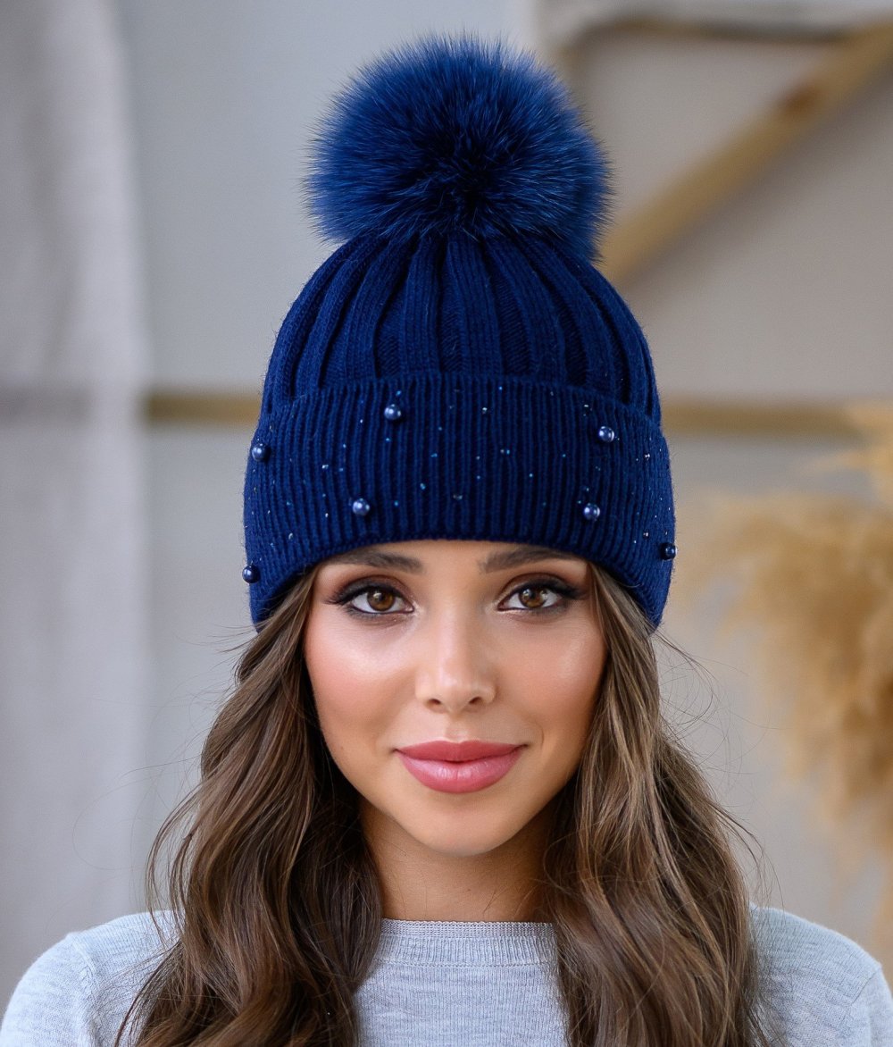 Шапка к синему пуховику