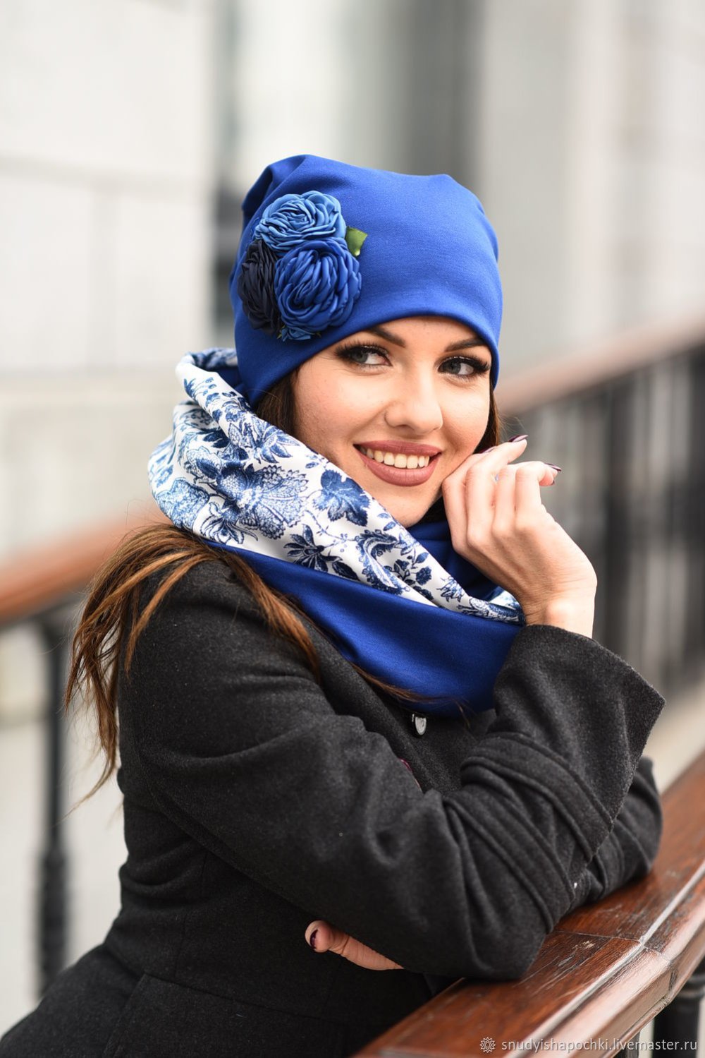 Бордовая шапка и синяя куртка