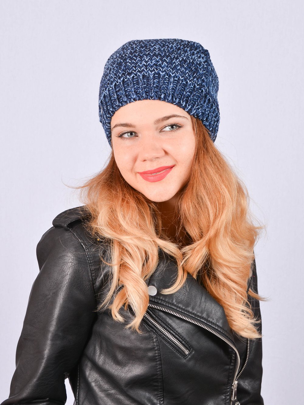 Вязаная фиолетовая беретка