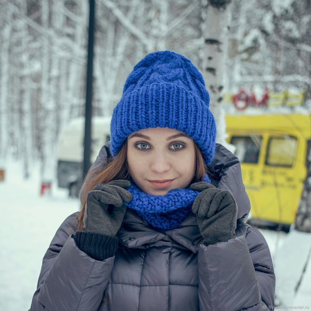 Синяя куртка и шапка