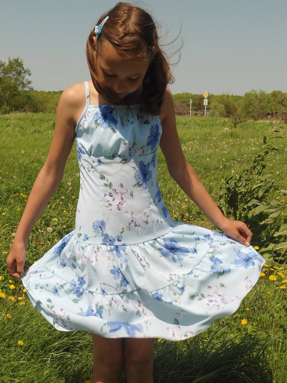 Девочка в летнем сарафане на пуговицах